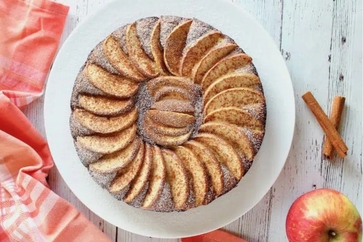 Apple cinnamon bundt cake, perfect for Christmas celebrations.