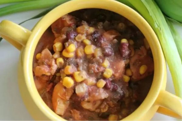 A bowl of chili with beans.