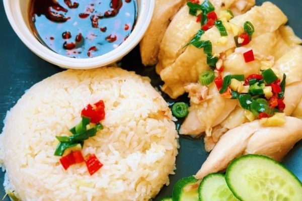 Hainanese chicken rice with sauce.