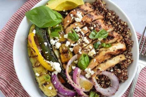 A bowl with chicken, vegetables and quinoa.