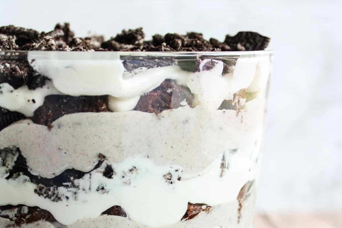 Christmas Oreo trifle in a glass on a wooden table.