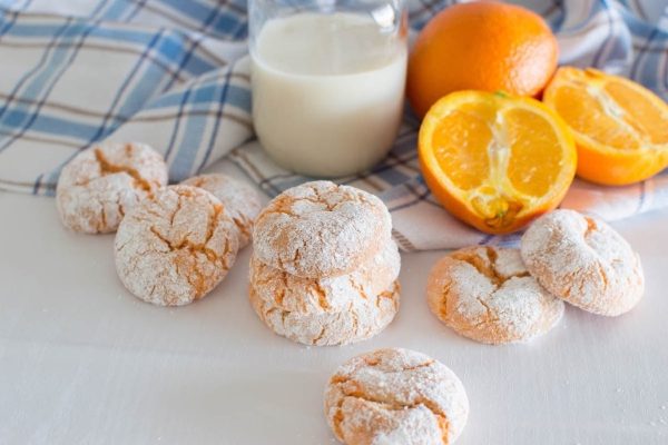 Powdered sugar cookies with oranges.