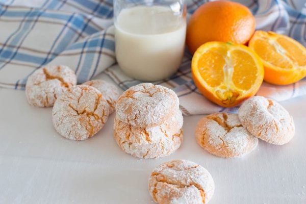 Powdered sugar cookies with oranges and milk.