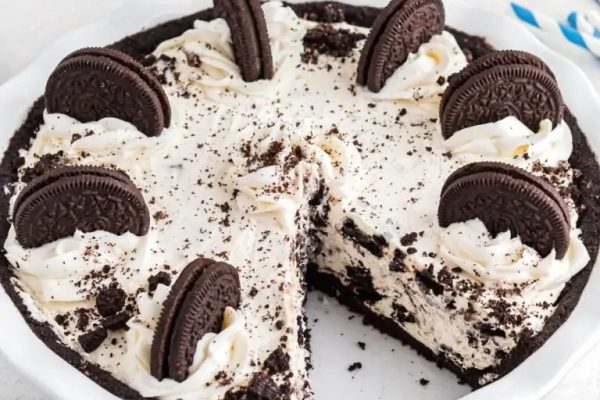 Oreo ice cream pie with a slice taken out.