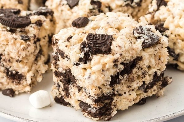 Oreo rice krispie squares on a plate.