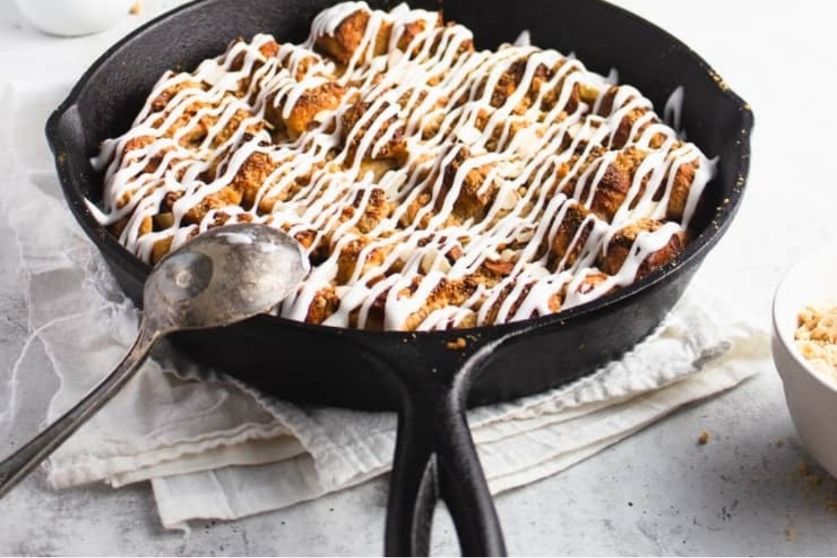 A Country Style skillet filled with cinnamon rolls and icing for Thanksgiving.