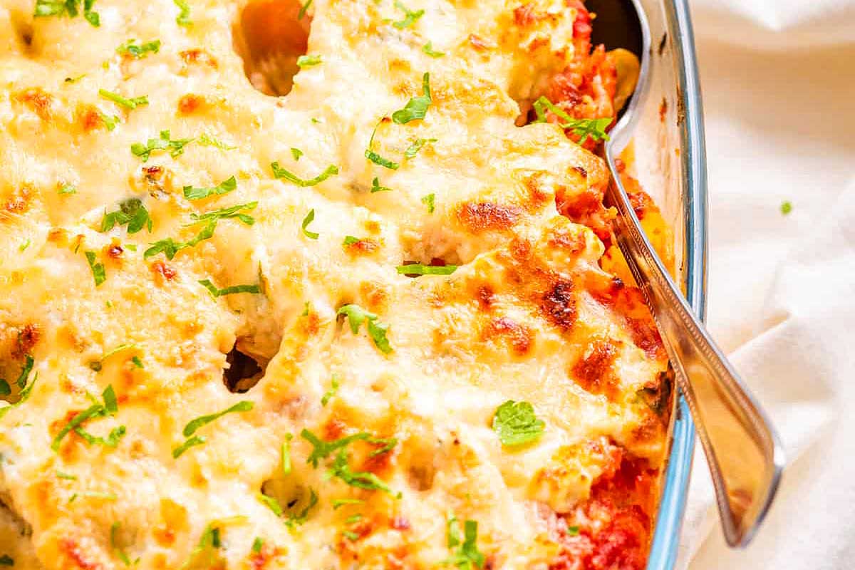 A casserole dish filled with cheesy pasta.