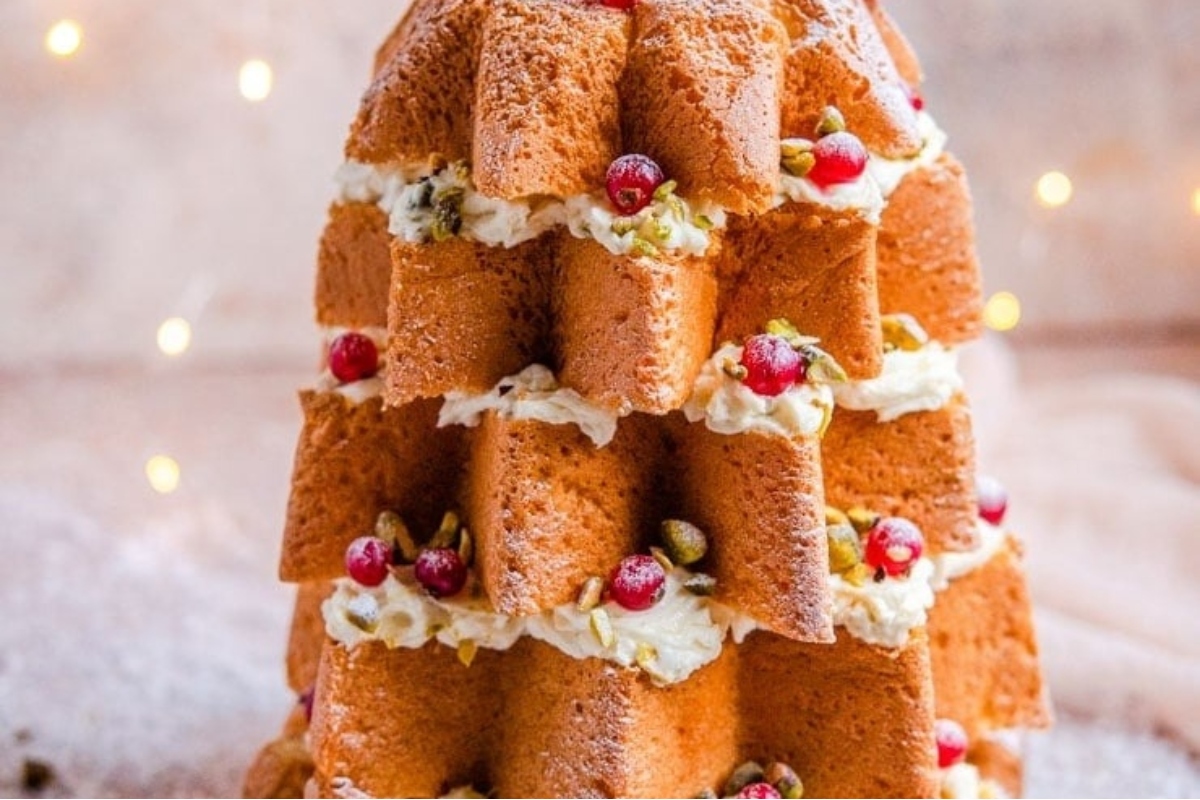 Festive Christmas bundt cake featuring a delightful combination of tangy cranberries and crunchy pistachios.