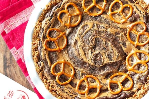 A chocolate pretzel pie with pretzels on top.