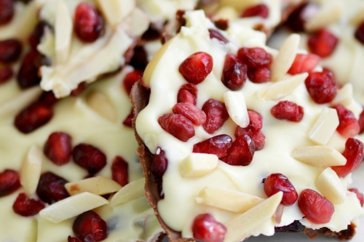 A delectable recipe for pomegranate bark, featuring a rich mix of white chocolate and vibrant pomegranate seeds.