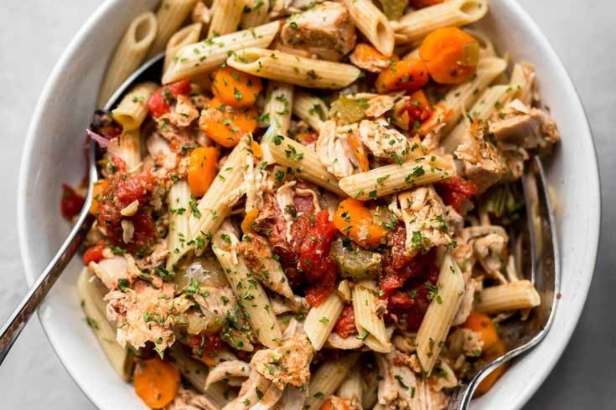 A slow cooker recipe for a delicious bowl of pasta with chicken and vegetables.
