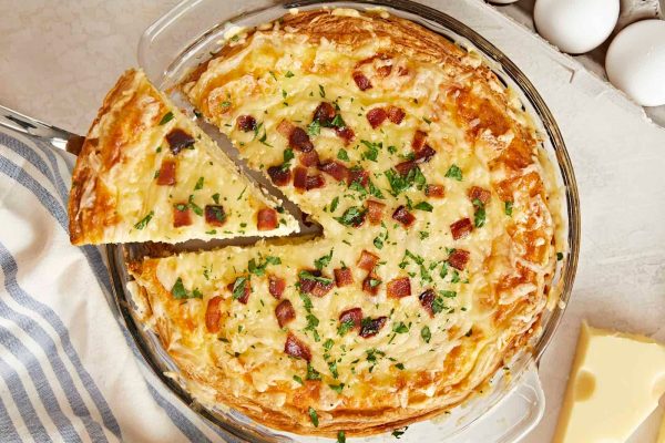 Quiche Recipes: A delicious bacon and eggs quiche baked in a glass dish.
