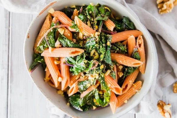 A delicious penne pasta dish with spinach and walnuts.