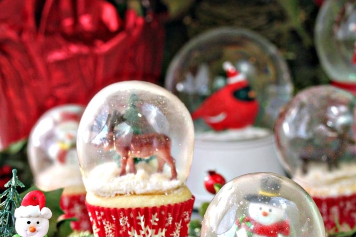 Cute Christmas cupcakes decorated with snow globes and snowmen.