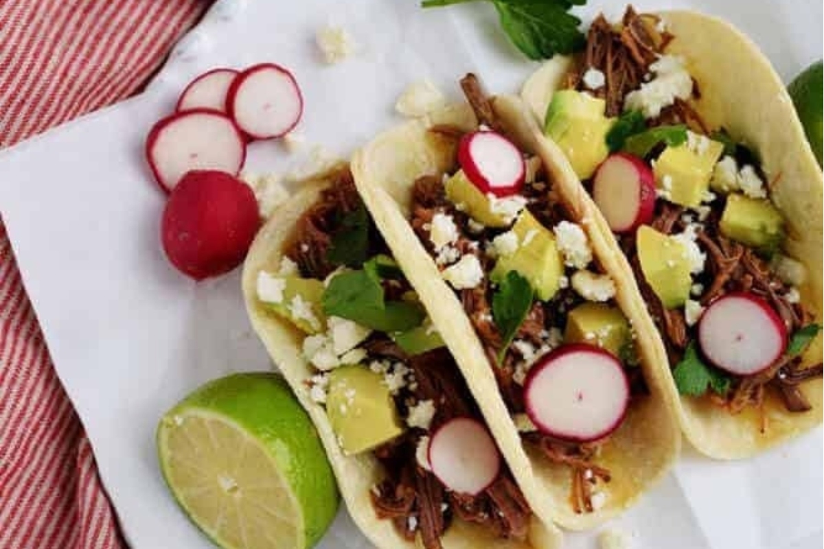 Pulled pork tacos with radishes and radishes.
