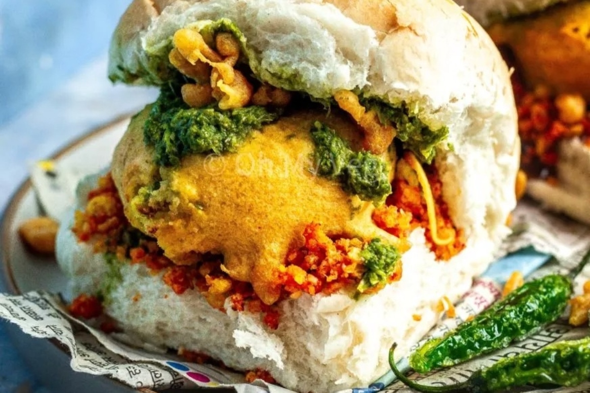 A bun served with a lot of spices.
