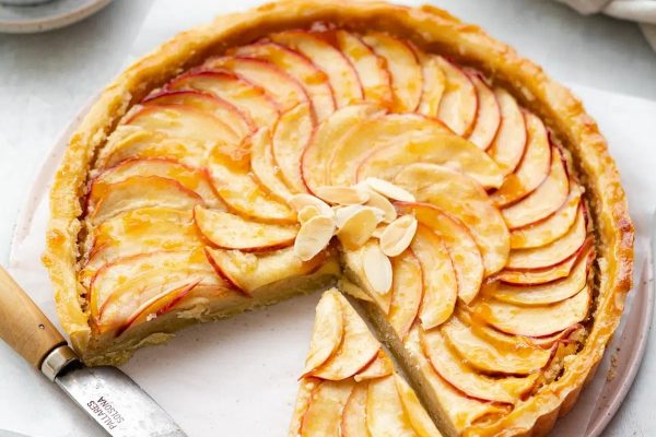 Apple tart with slices.