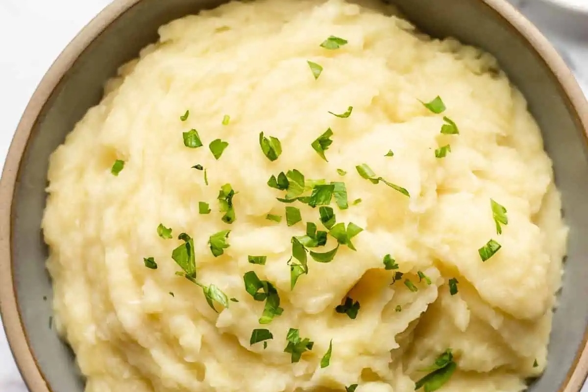 Mashed potatoes with chives in a bowl.