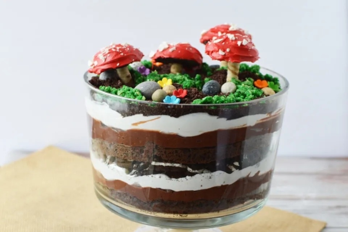 A chocolate trifle with mushrooms in a glass.