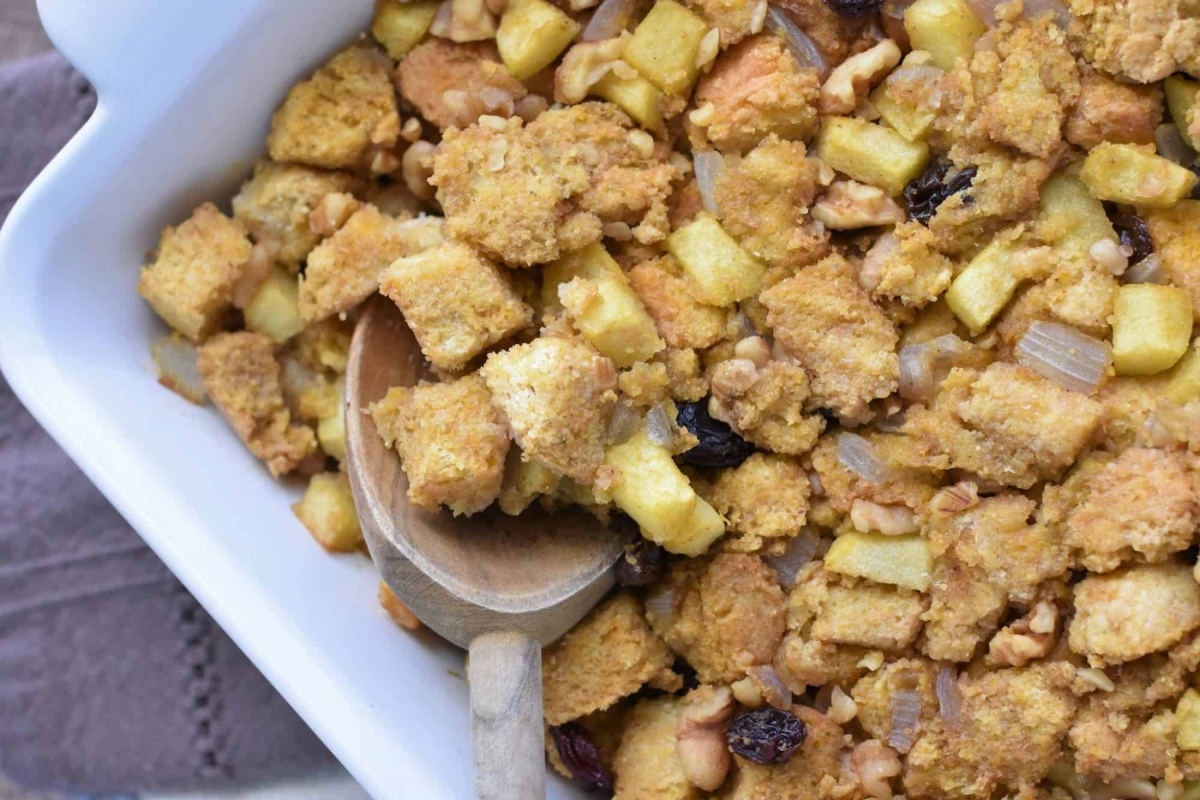 A delicious recipe of stuffing with apples and cranberries.