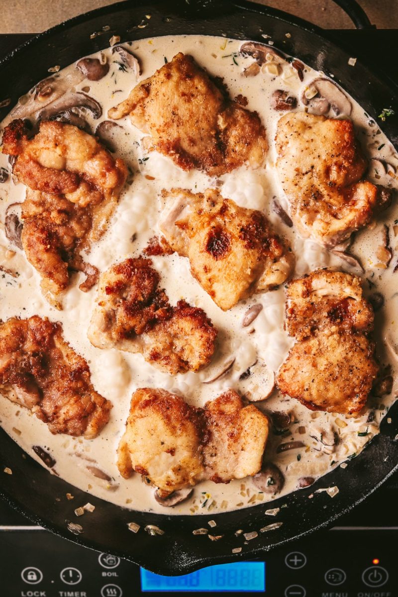 A champagne chicken skillet with mushrooms.