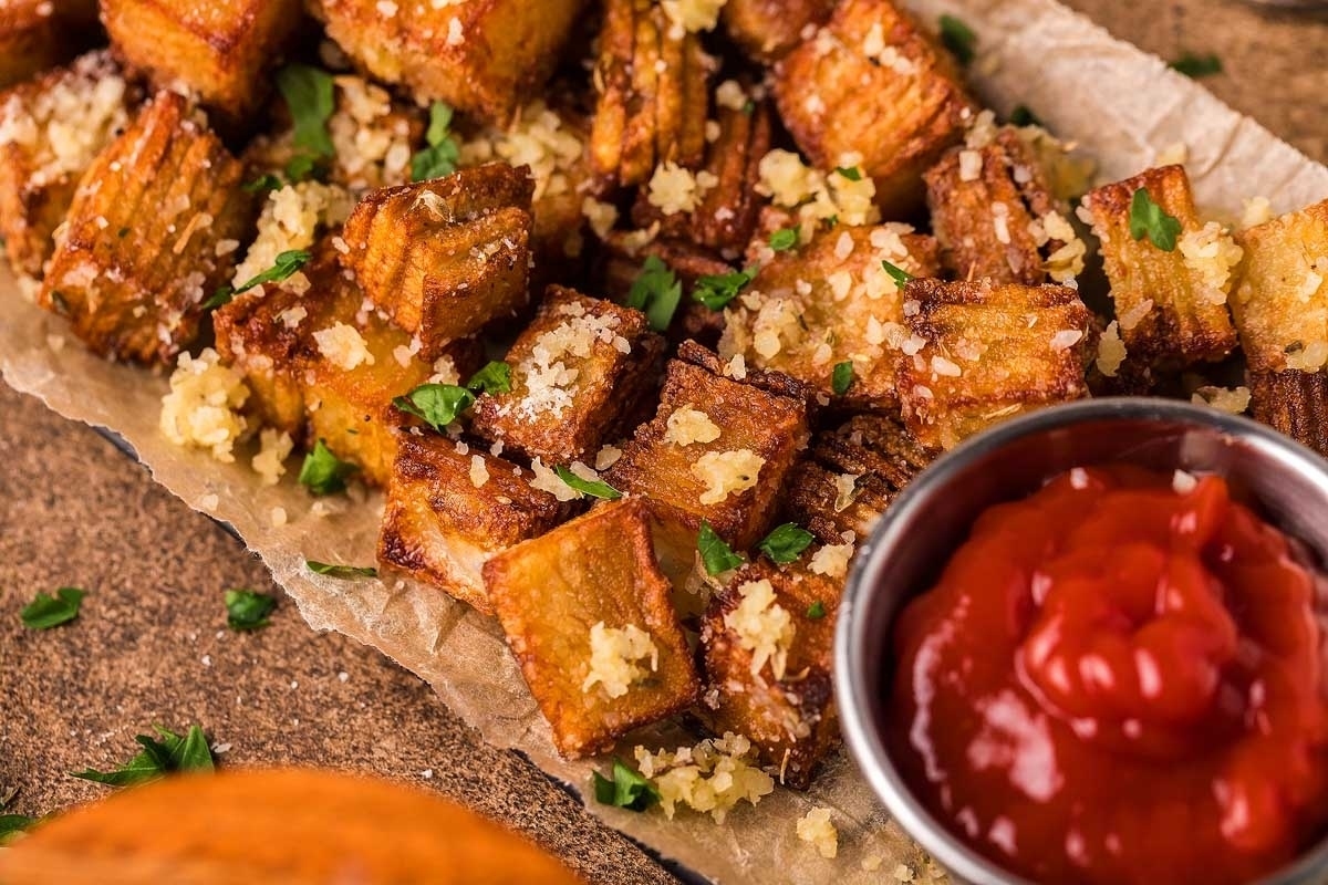 A tray of potato wedges with ketchup and ketchup. These are the best potato recipes.