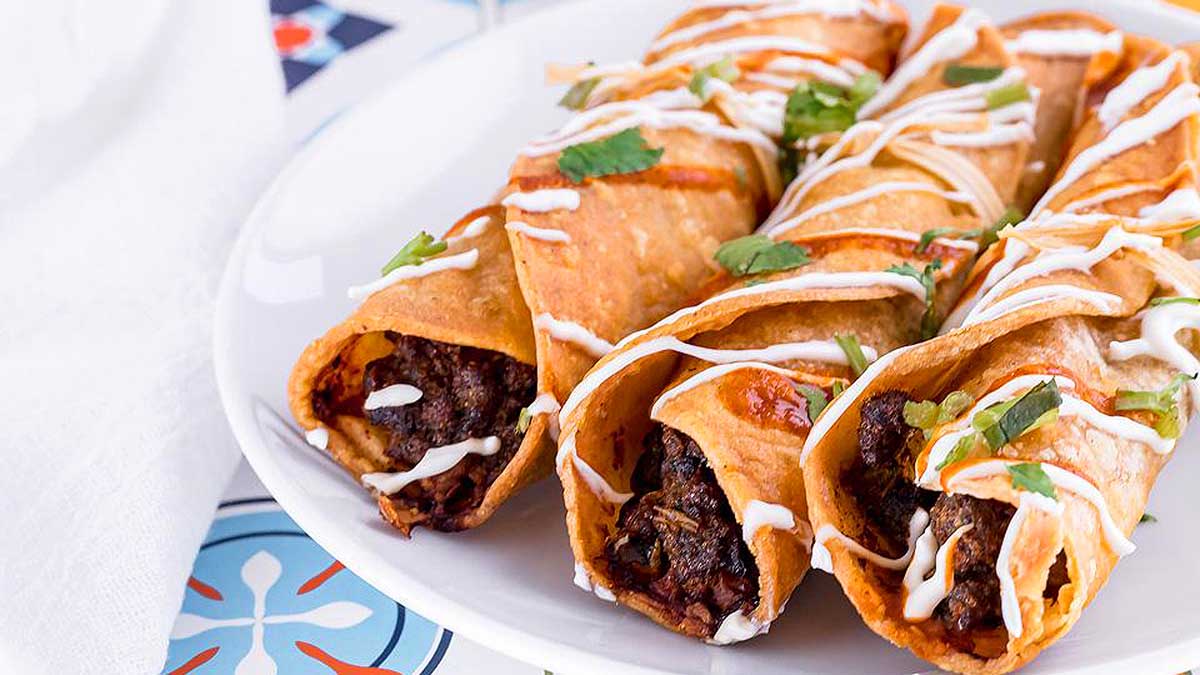 A plate with a plate of enchiladas on it.