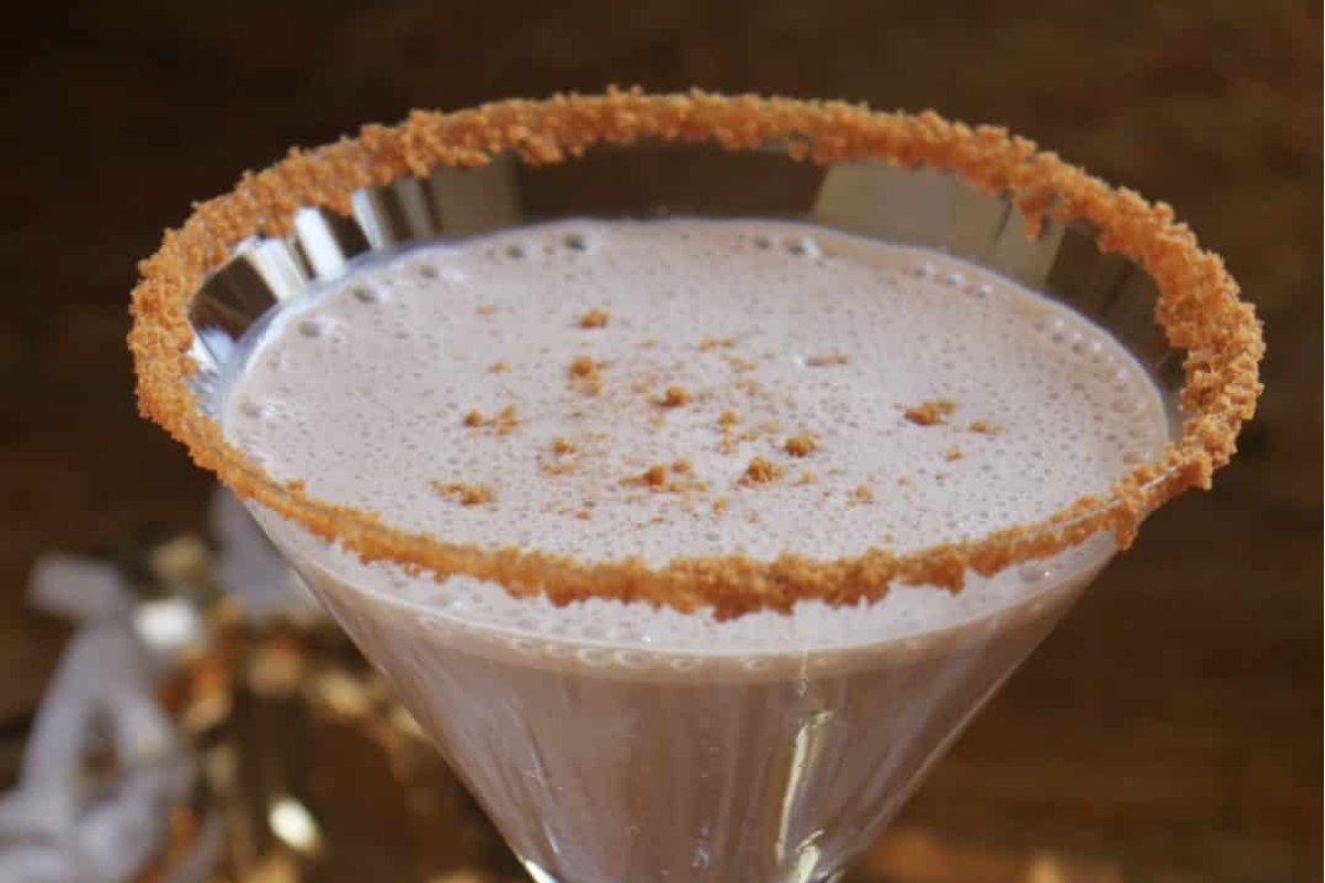 A cinnamon-rimmed martini glass.