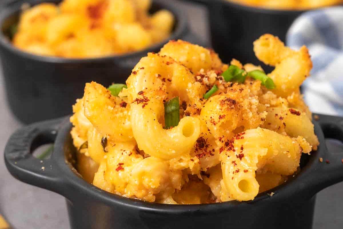 Macaroni and cheese in black bowls.