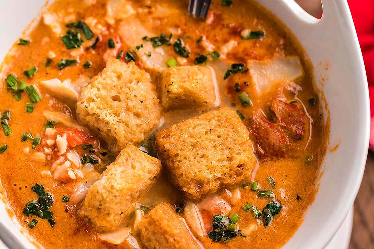 A tomato soup served with crunchy croutons.