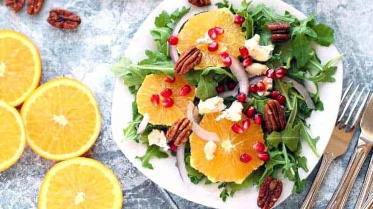 Arugula salad with orange.