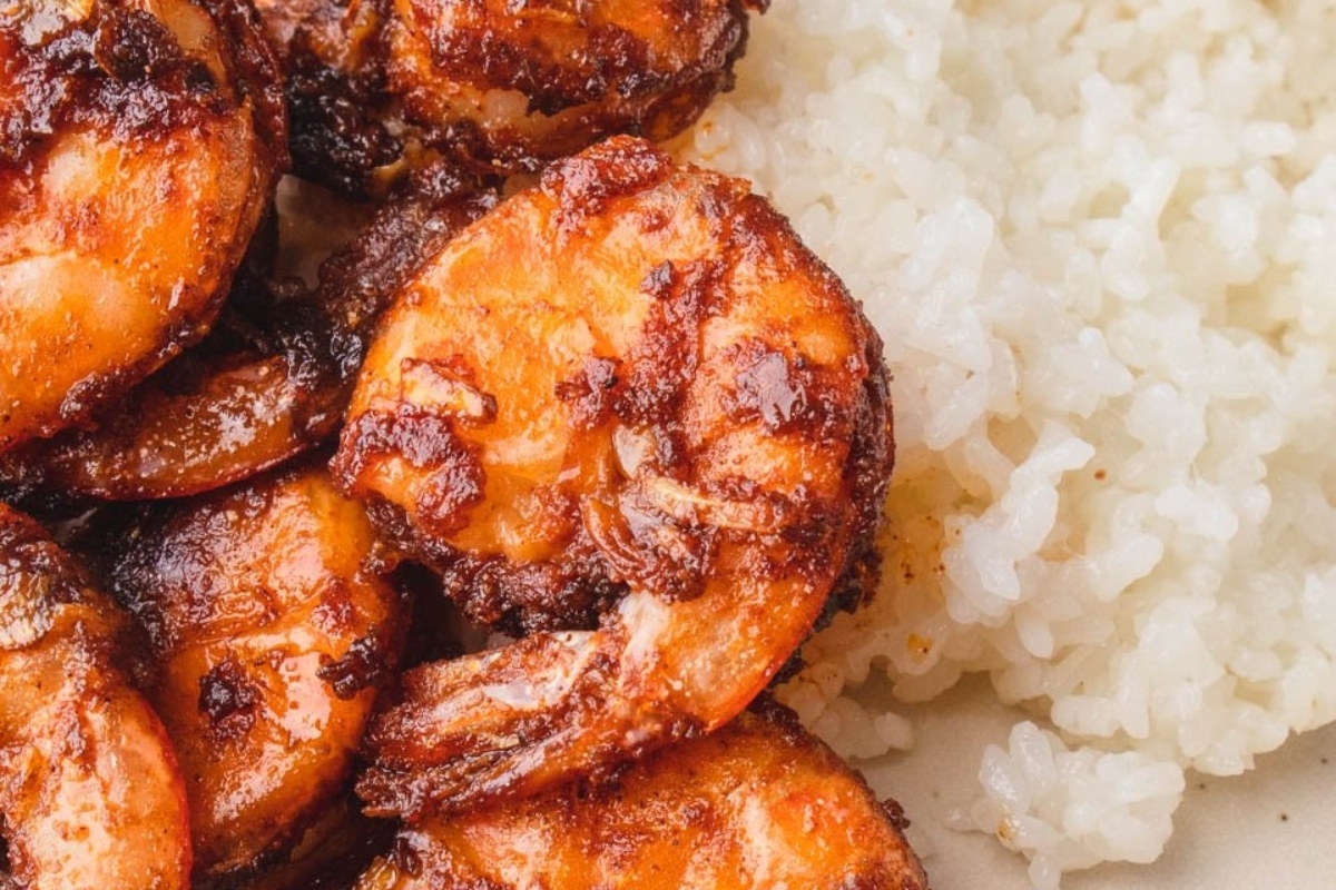 A plate with delicious shrimp and rice, perfect for dinner.