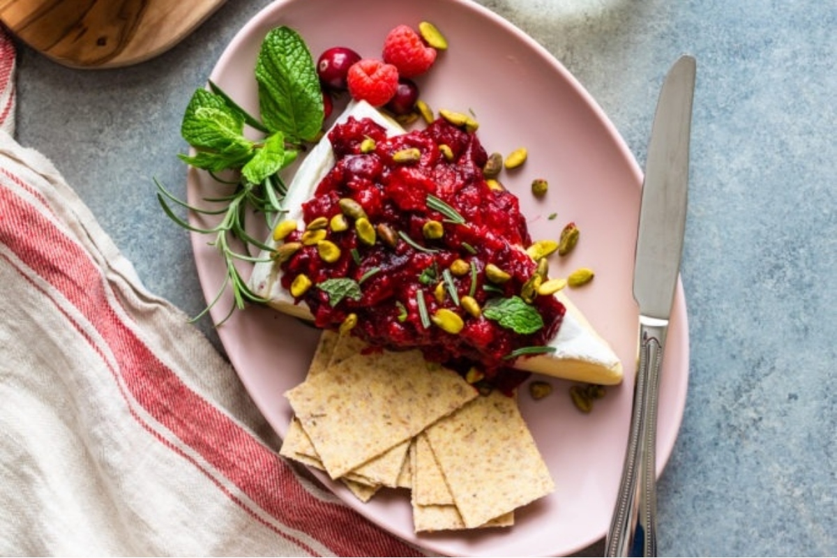 Baked Brie With Cranberry Raspberry Sauce 1