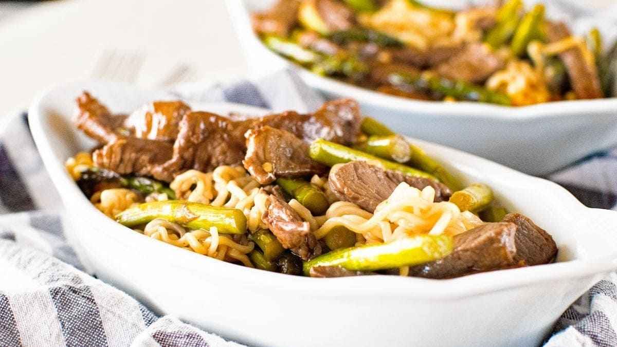Beef lo mein with asparagus.