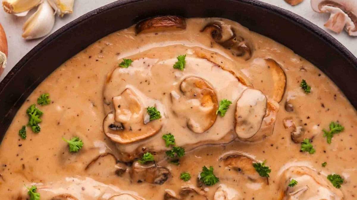 A comforting round up of skillet mushrooms and gravy, perfect for sharing.
