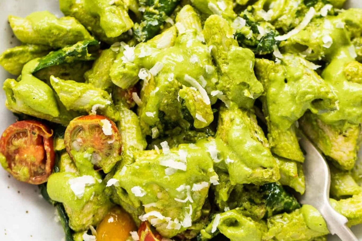 A make-ahead bowl of pasta with pesto and tomatoes.