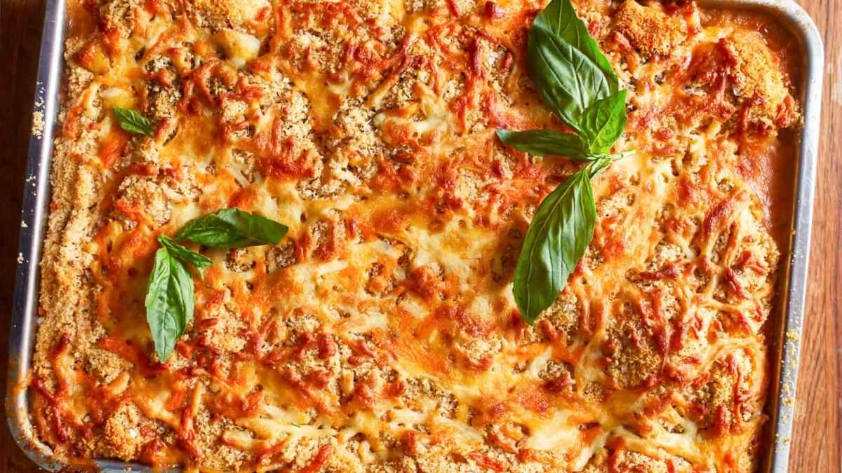 Chicken spaghetti on a tray.