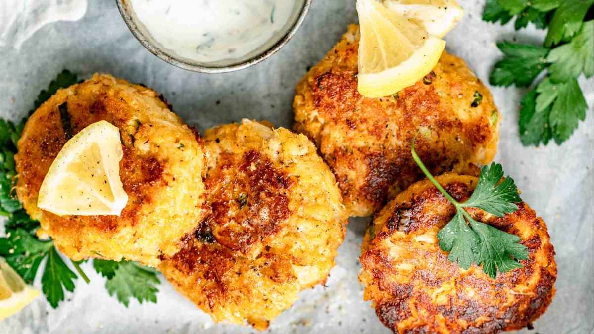Crab cakes with dip.