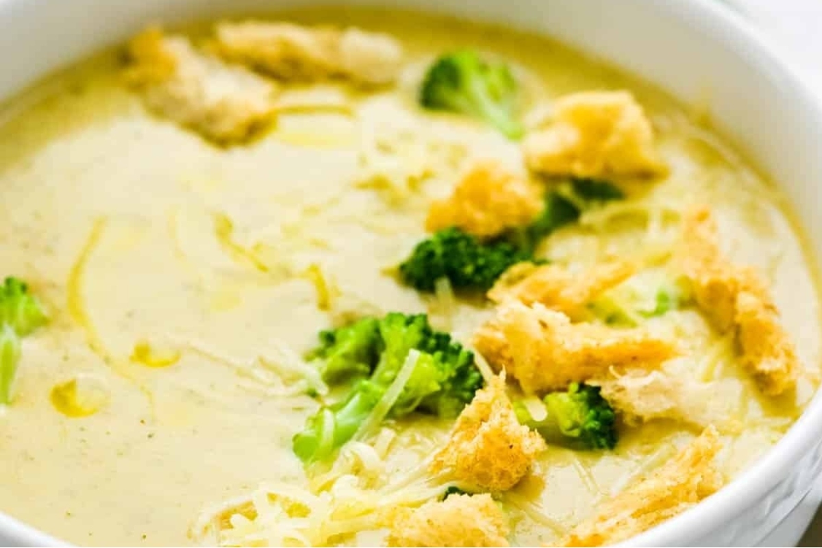 A creamy bowl of broccoli soup with crunchy croutons.