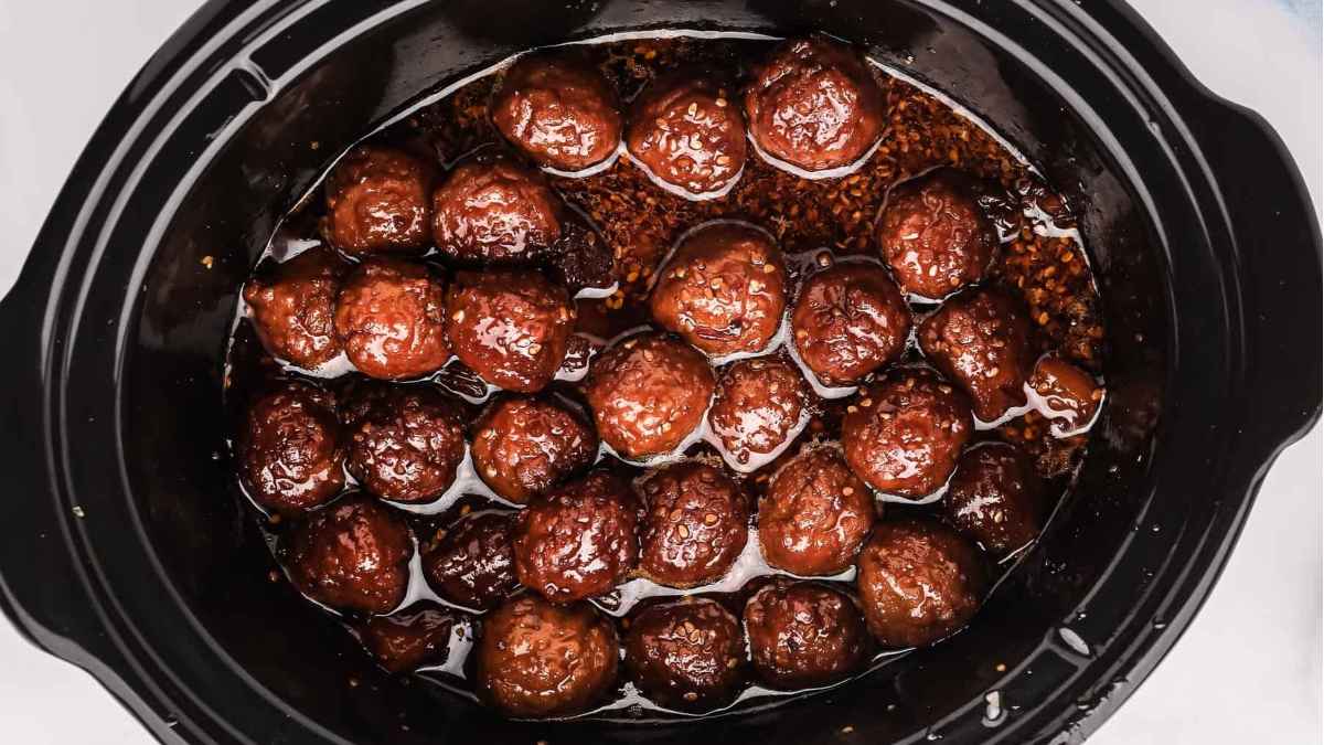 Teriyaki meatballs with sauce.