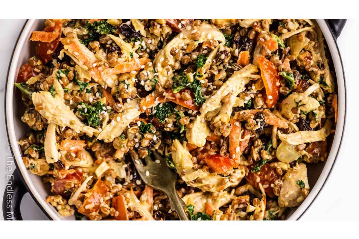 A high protein skillet filled with chicken, rice and vegetables - a healthy option for lunches.