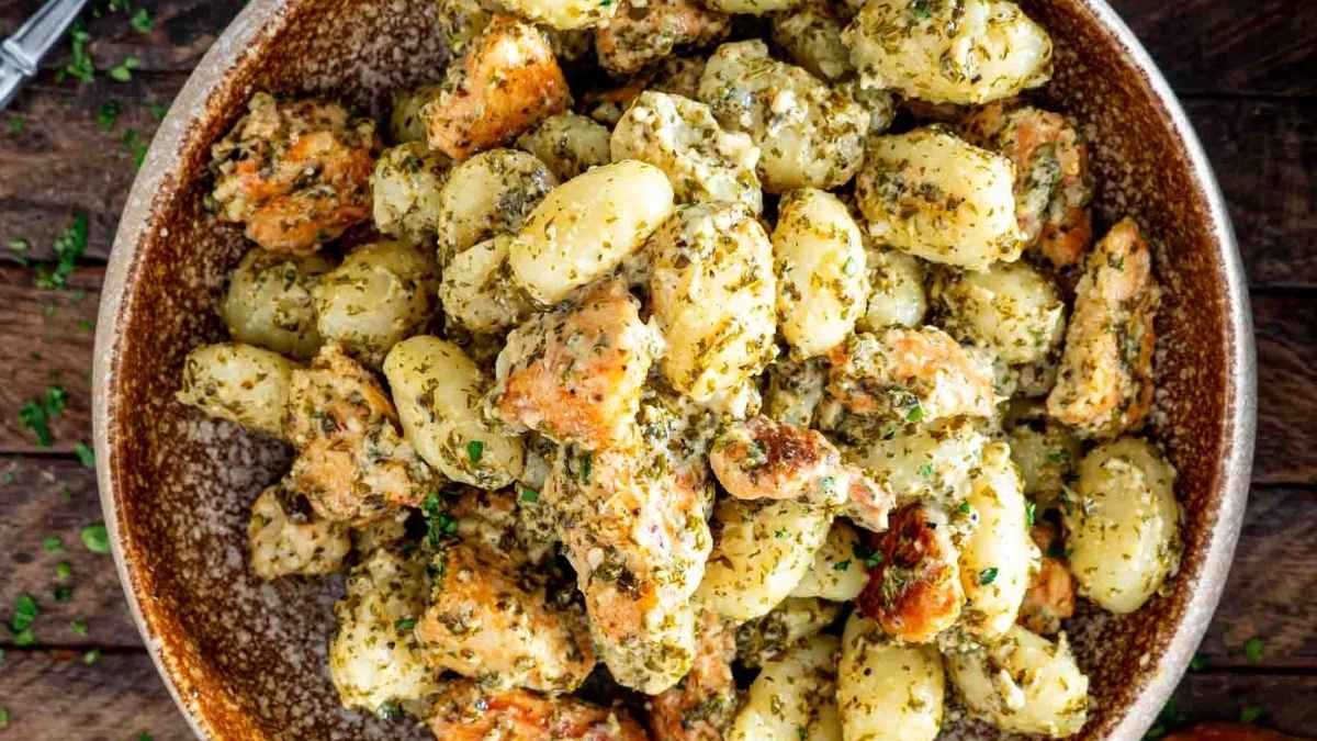 Garlic butter chicken gnnochi on a plate.