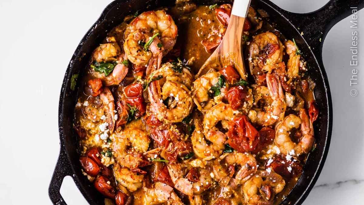 Shrimp with tomatoes in a pan.