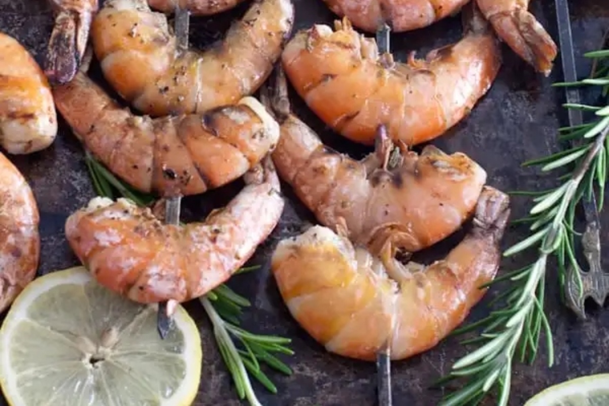 Delicious grilled shrimp skewers infused with the delightful flavors of lemon and rosemary, perfect for a sumptuous dinner.