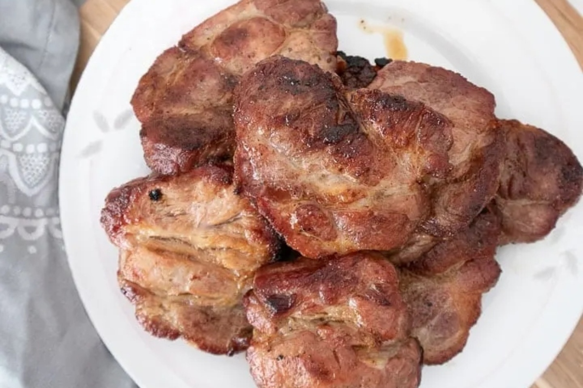 Low Carb pork chops on a white plate for a delicious dinner.