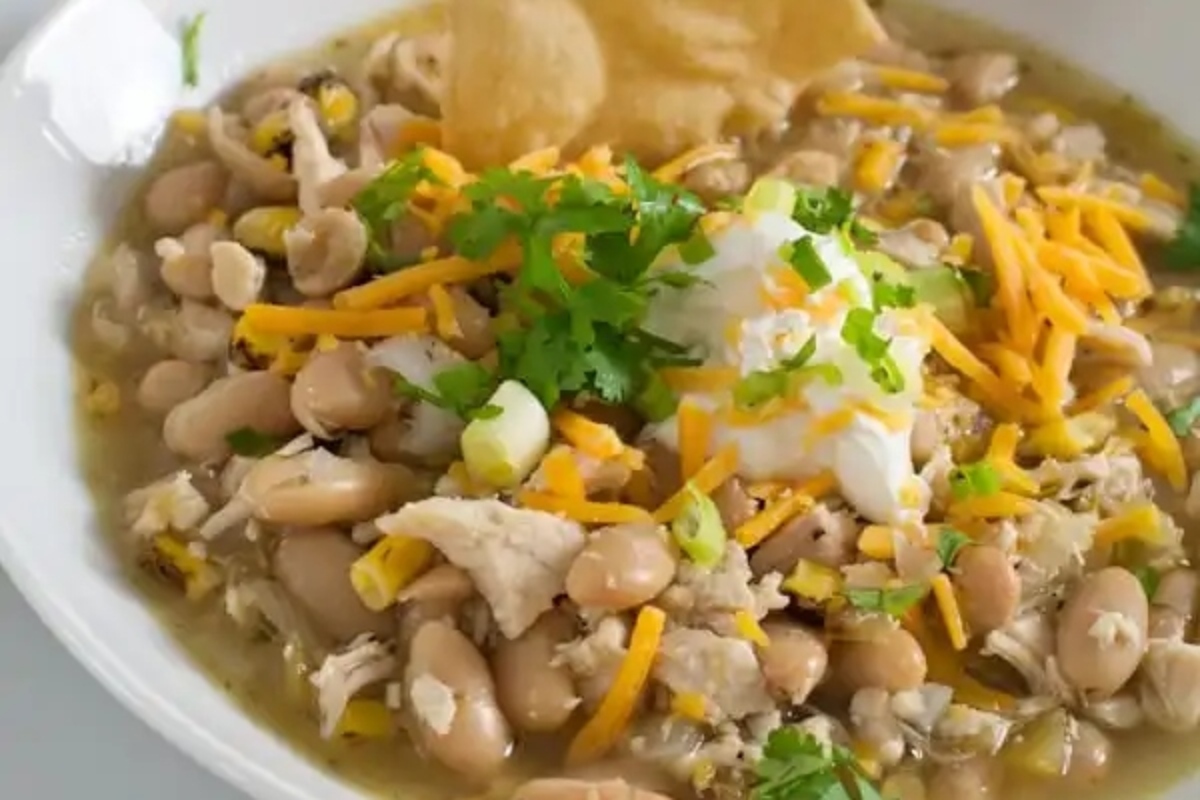 A hearty combination of chicken and white beans simmered in a flavorful broth, served with crispy tortilla chips. Perfect for chilly evenings!