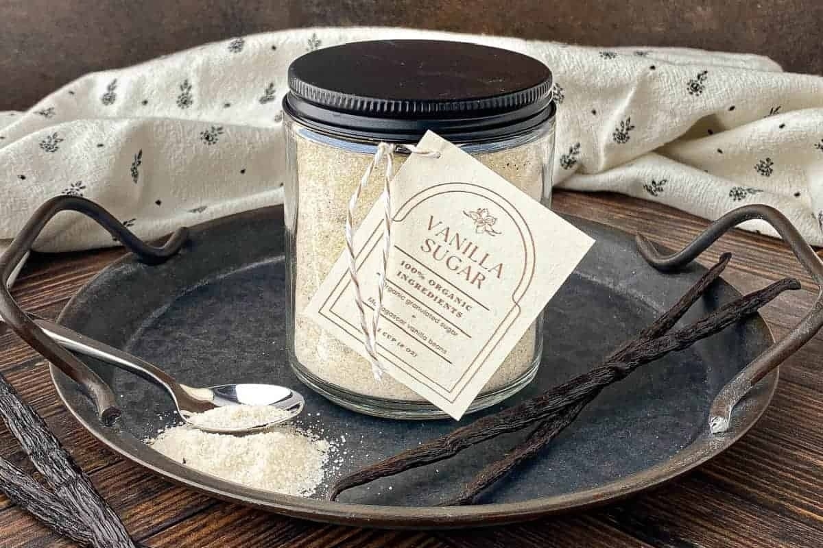 This tray features a jar filled with aromatic vanilla sugar, perfect for gift-giving.