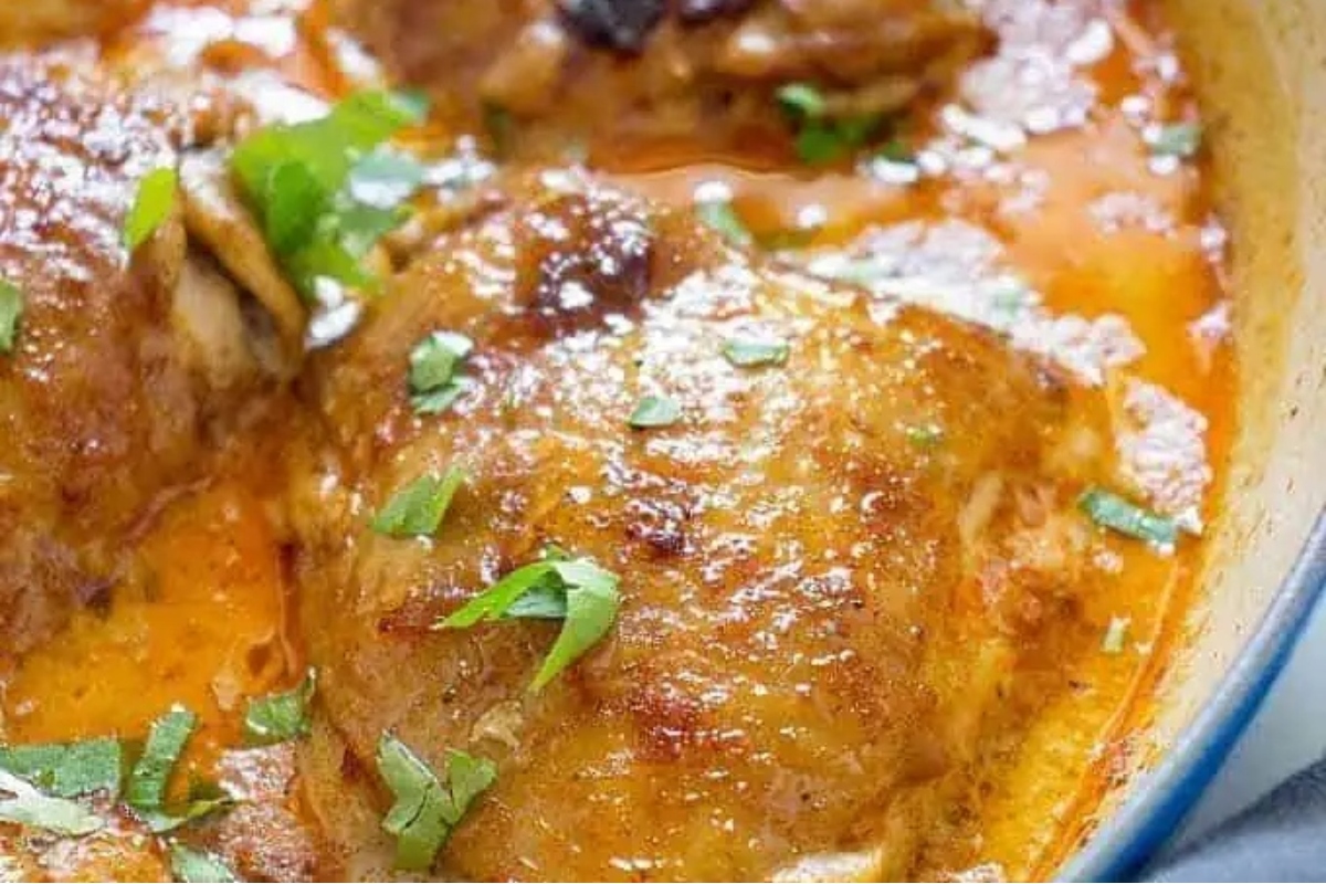 Skillet chicken in a sauce.