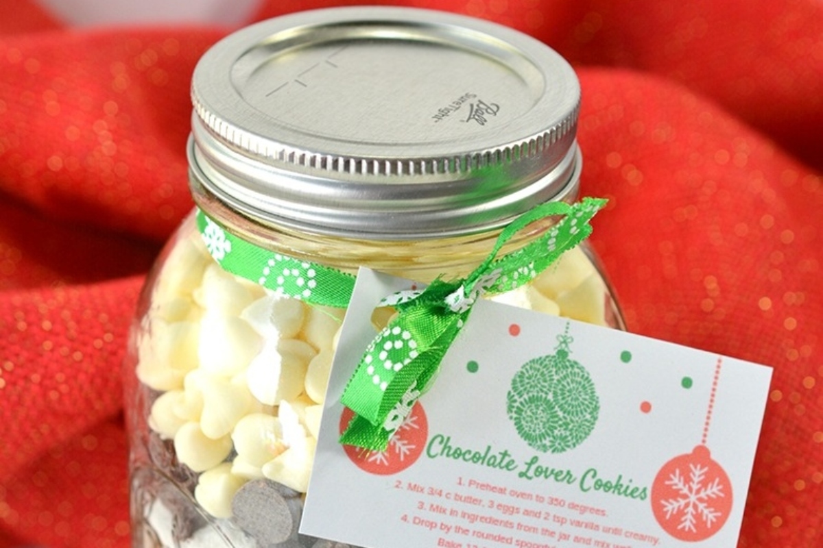 A gifts jar filled with cookies and marshmallows.
