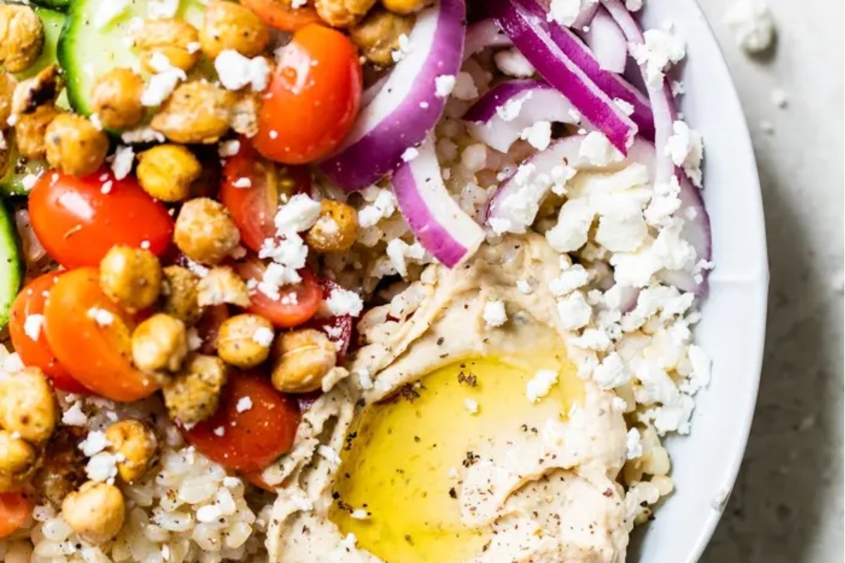 A grain bowl of gyro with chickpeas, tomatoes and cucumbers.